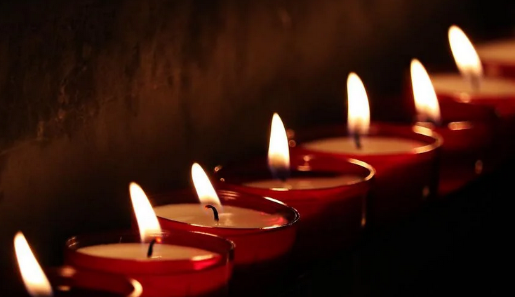 Des bougies pour accompagner le temps des obsèques et du deuil