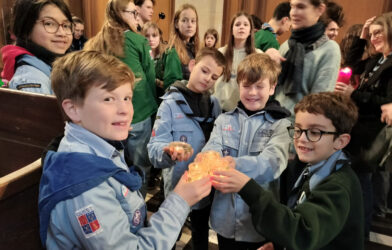 Un culte autour de la lumière de Bethléem