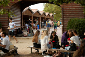 Taizé, vivre le partage et le silence