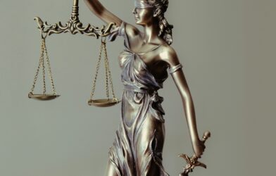 Justice et équité (1/3) : Justice contestée, démocratie menacée