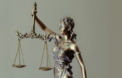 Justice et équité (1/3) : Justice contestée, démocratie menacée